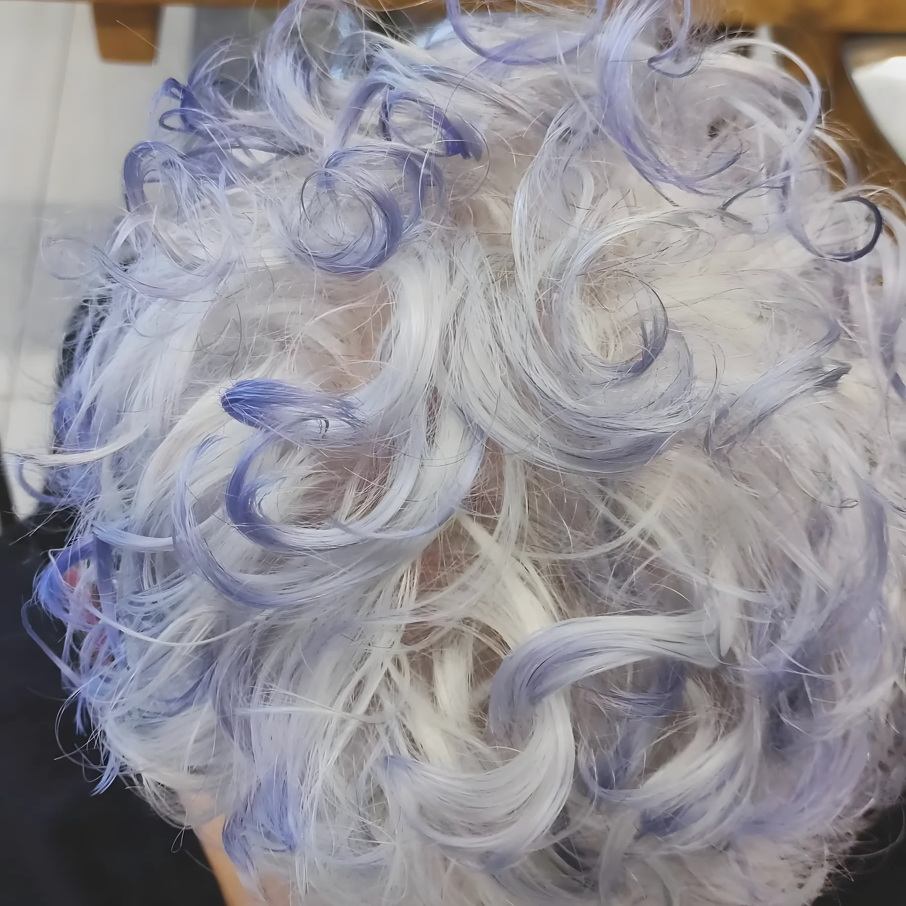 Ricci argento con riflessi lilla