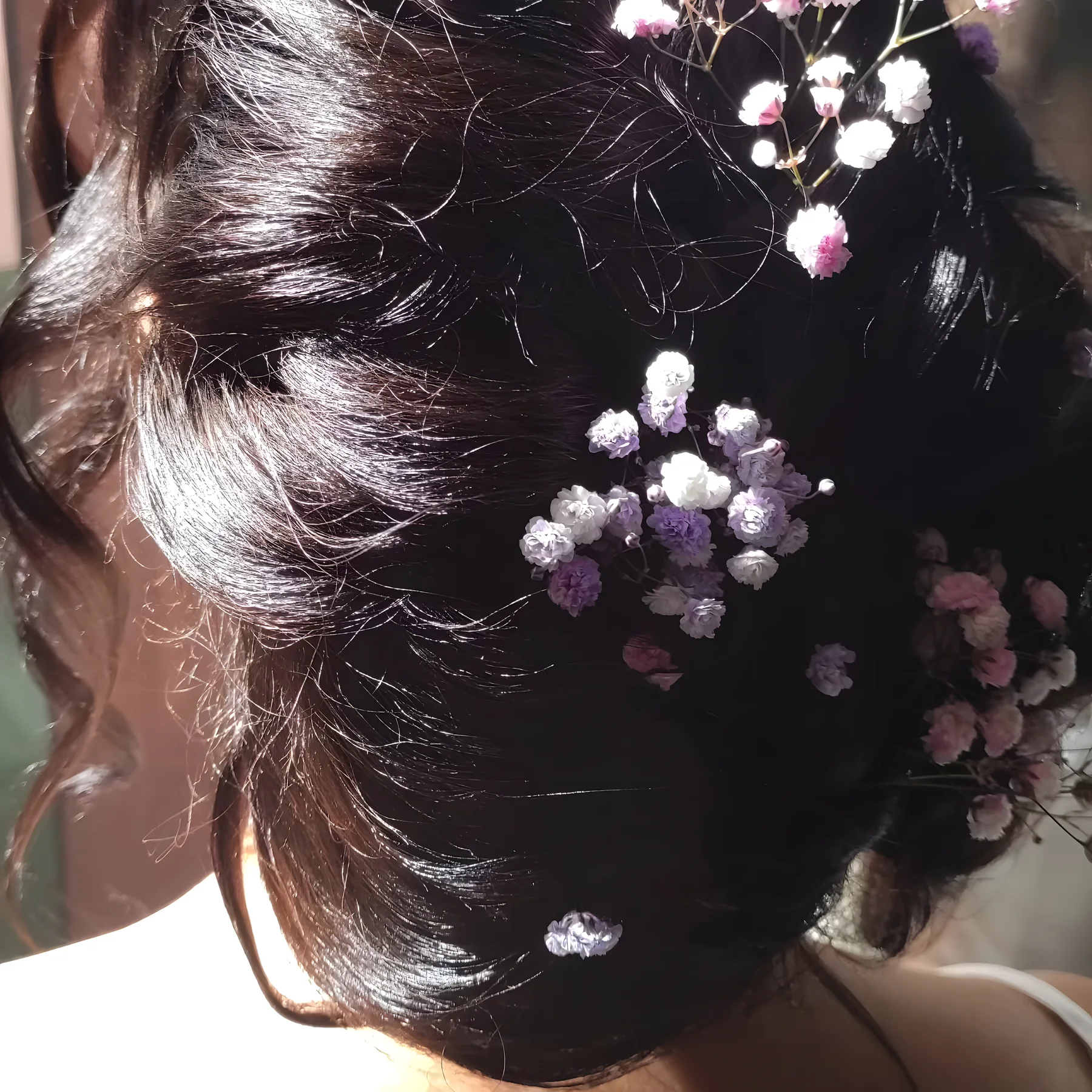 Raccolto con i fiori tra i capelli