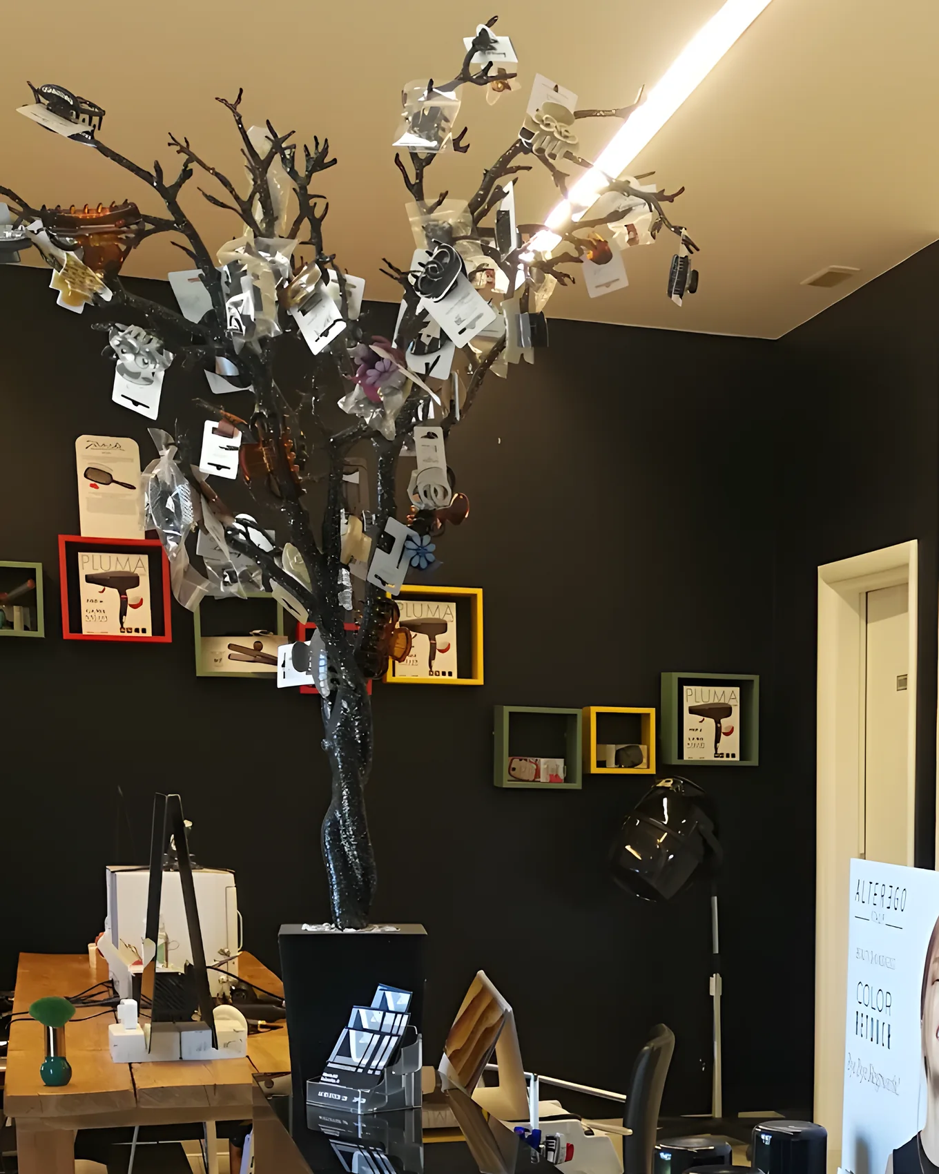 L'albero dei fermagli e i cubi colorati sulla parete nera del salone