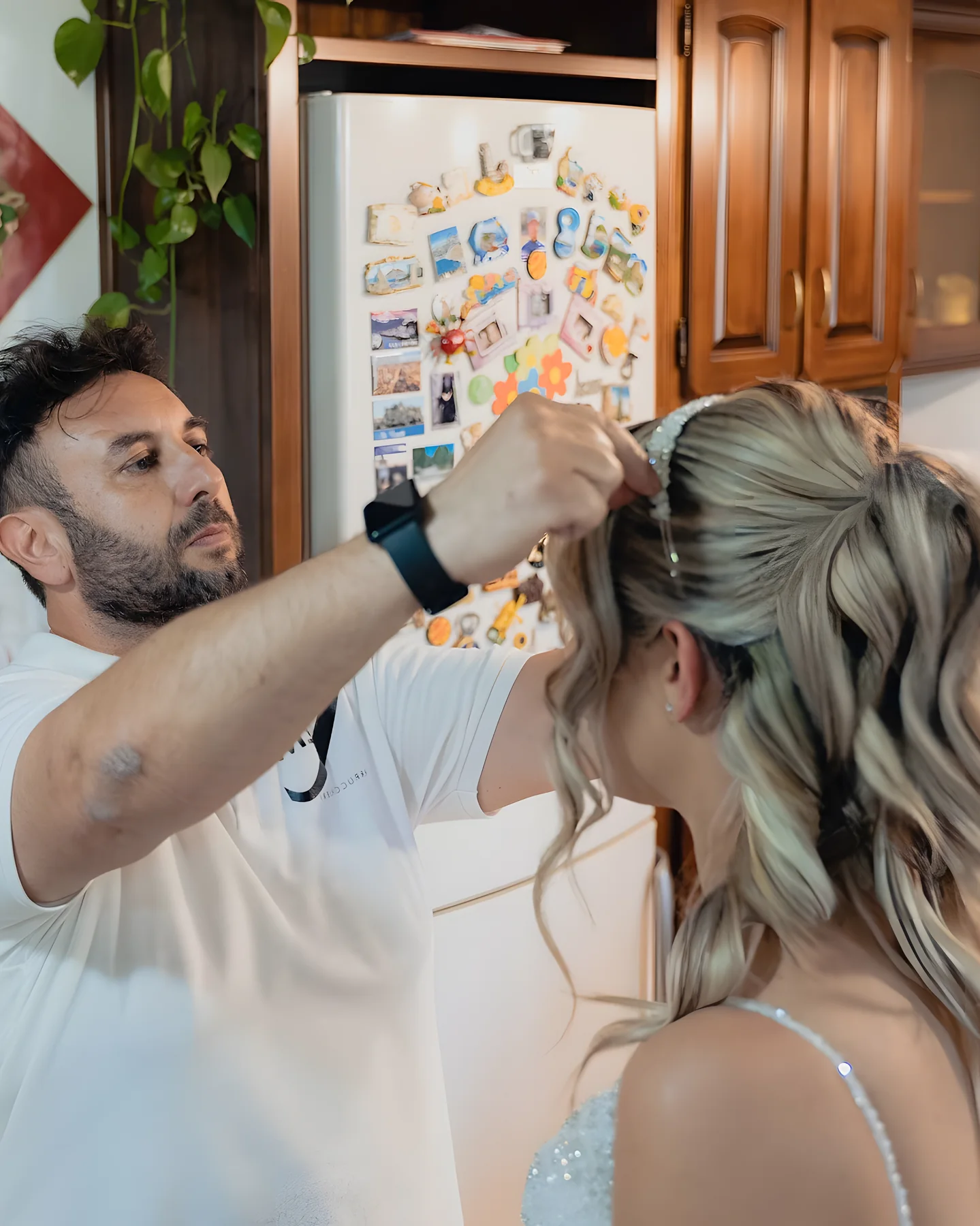 Michele sistema l'acconciatura di una sposa