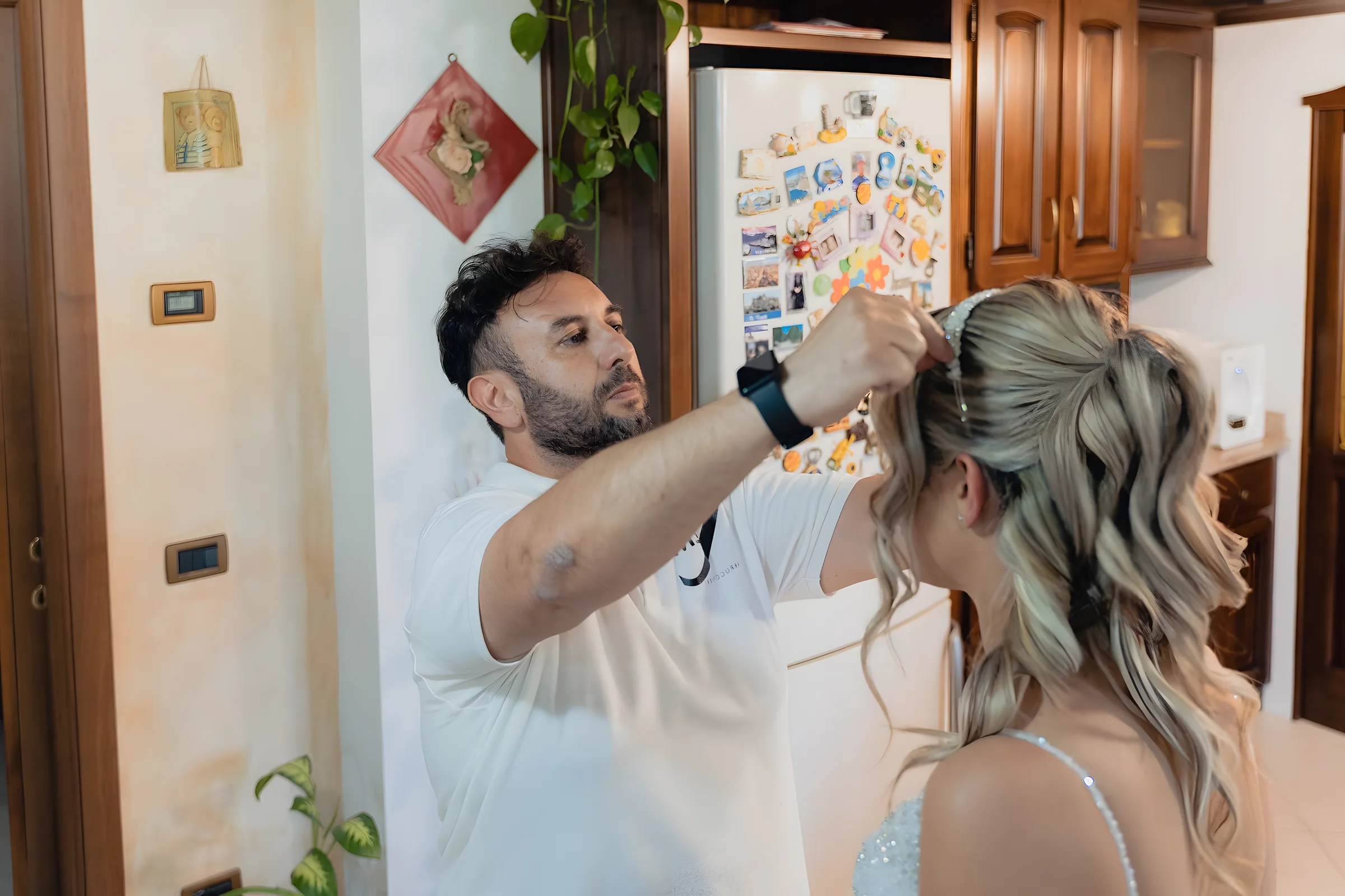 Michele sistema l'acconciatura di una sposa